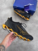 Mizuno Prophecy 14 Preto c/ Amarelo Ouro