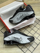 Nike Shox R4 Preto c/ Branco e Prata