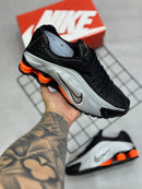 Nike Shox R4 Preto c/ Branco e Laranja