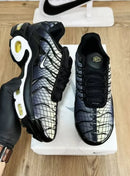 Nike Air Max TN Plus Preto c/ Grafismo Branco e Dourado