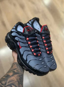 Nike Air Max TN Plus Cinza c/ Preto e Vermelho