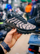 Nike Air Max TN Plus Preto c/ Monograma Cinza
