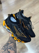 Mizuno Prophecy 14 Preto c/ Amarelo Ouro