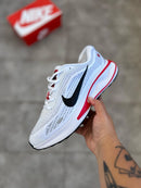 Nike Journey Run Branco c/ Vermelho e Preto