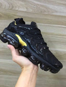 Vapormax Plus Preto com detalhe Dourado