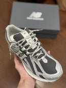 New Balance 1906R Grafite e Branco