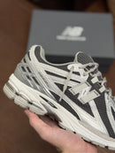 New Balance 1906R Grafite e Branco
