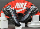 Nike AirMax TN Plus Preto c/ Cinza e Vermelho