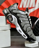 Nike AirMax TN Plus Cinza c/ Preto e Branco